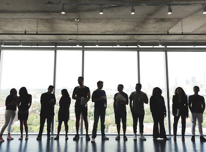 amarakesh Amarakesh: Silhouettes of many people standing against tall windows
